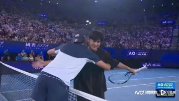 开云体育网址-周杰伦澳网首秀遭遇“一轮游”，全程“罚站”没碰到球