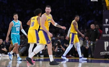 kaiyun-爆冷！湖人惨败东部鱼腩！詹姆斯创历史第一，东契奇空砍39分4助